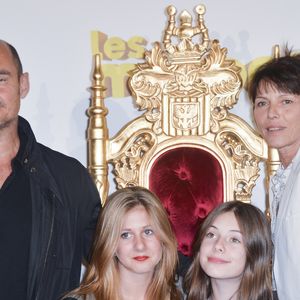Bernard Campan avait évoqué sa “vie d’ermite” près de la forêt de Rambouillet, soulignant son côté casanier.

Bernard Campan avec sa femme Anne et ses filles Loan et Nina - Avant première du film "Les Minions" au Grand Rex à Paris le 23 juin 2015.