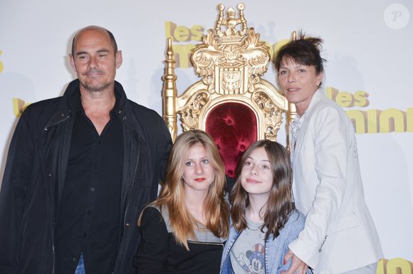 Bernard Campan avait évoqué sa “vie d’ermite” près de la forêt de Rambouillet, soulignant son côté casanier.

Bernard Campan avec sa femme Anne et ses filles Loan et Nina - Avant première du film "Les Minions" au Grand Rex à Paris le 23 juin 2015.