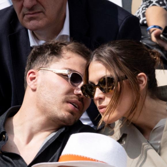Antoine Dupont et sa compagne Iris Mittenaere en tribunes lors de la finale messieurs des Internationaux de France de Tennis de Roland Garros 2025 (jour 15), à Paris, France, le 8 juin 2025. © Cyril Moreau/Bestimage