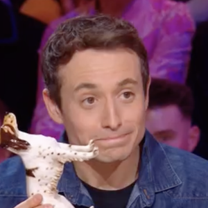 Hugo Clément sur le plateau de "Quelle Époque" le 17 janvier 2026, sur France 2