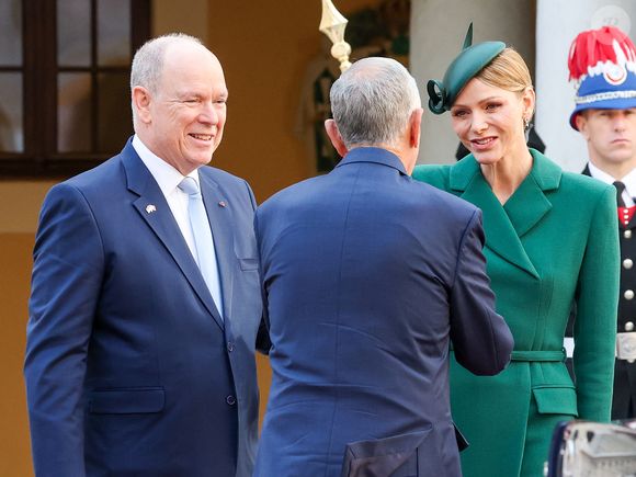 Marcelo Rebelo de Sousa, président du Portugal, le prince Albert II de Monaco et la princesse Charlène de Monaco - Le prince de Monaco et la princesse de Monaco accueillent le président du Portugal, dans la cours d'honneur du Palais Princier à Monaco, le 21 novembre 2025. Le chef d'Etat portugais est en visite officielle en principauté. © Bruno Bebert / Bestimage
