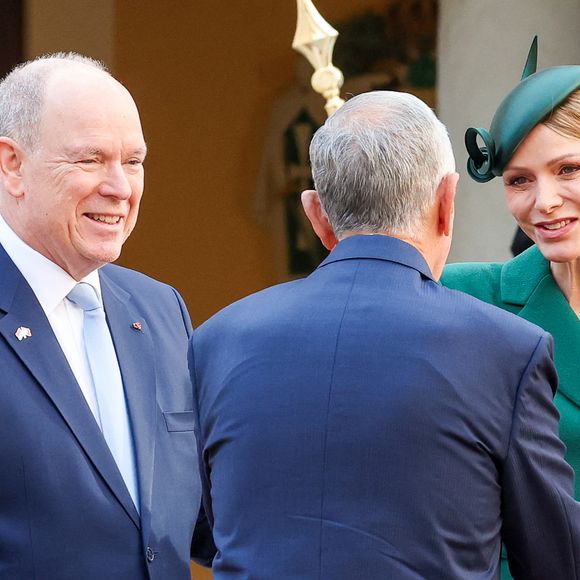 Marcelo Rebelo de Sousa, président du Portugal, le prince Albert II de Monaco et la princesse Charlène de Monaco - Le prince de Monaco et la princesse de Monaco accueillent le président du Portugal, dans la cours d'honneur du Palais Princier à Monaco, le 21 novembre 2025. Le chef d'Etat portugais est en visite officielle en principauté. © Bruno Bebert / Bestimage
