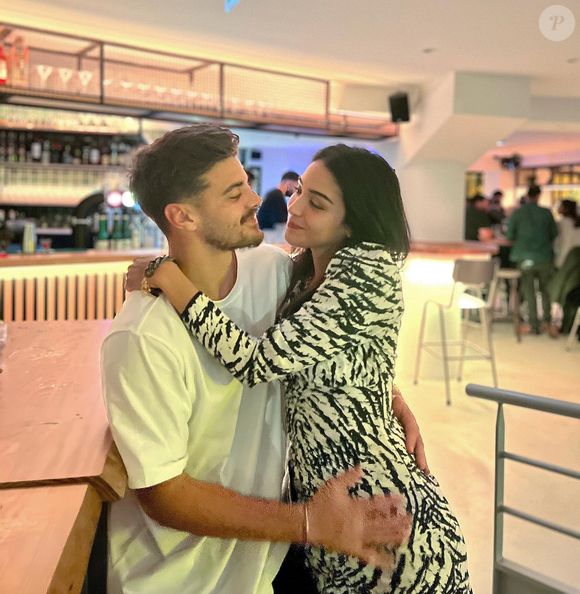 Elle a réussi à lui redonner le sourire après le match

Romain Ntamack et sa compagne Lili sur Instagram.