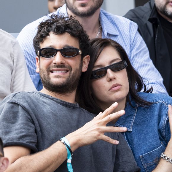 Sacha Abitbol, Adele Exarchopoulos en tribunes lors de la finale messieurs des Internationaux de France de Tennis de Roland Garros 2025 (jour 15), à Paris, France, le 8 juin 2025. © Cyril Moreau/Bestimage