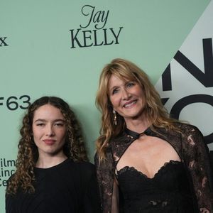 Laura Dern et sa fille Jaya Harper assistent à la première sur le tapis rouge de « Jay Kelly » lors de la soirée d'ouverture du 63e Festival du film de New York. Alice Tully Hall, Lincoln Center, New York. 29 septembre 2025. Photo de © Sonia Moskowitz Gordon/ZUMA Press Wire