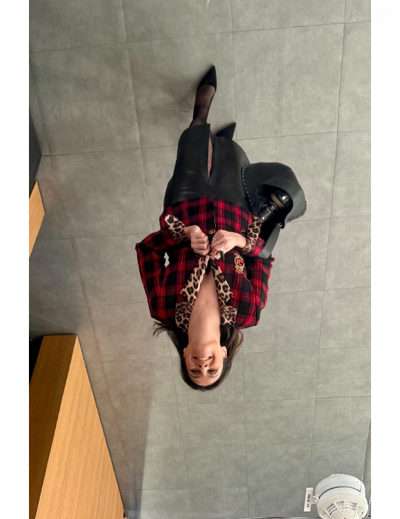 Un modèle signé Lola Casademunt et vendu à 219 euros.

Apolline de Malherbe s'affiche stylée avec une veste originale.