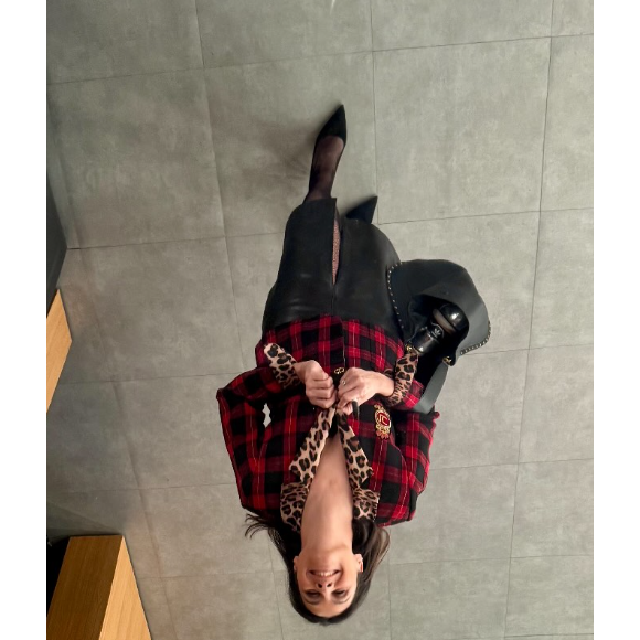 Un modèle signé Lola Casademunt et vendu à 219 euros.

Apolline de Malherbe s'affiche stylée avec une veste originale.