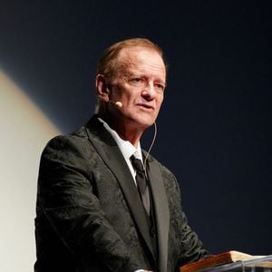 Francis Huster - 6ème jour du festival "Les Hérault du Cinéma et de la Télé 2025" au Cap d'Agde le 22 juin 2025. © Anne-Sophie Guebey/Bestimage