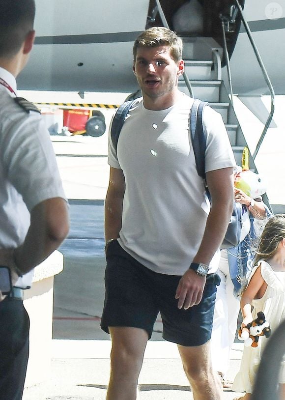 Portocervo, ITALIE - Le champion de Formule 1 Max Verstappen est vu arrivant par avion privé à l'aéroport d'Olbia Costa Smeralda avec sa petite amie, le mannequin brésilien Kelly Piquet, et des amis pour leurs vacances à Portocervo, en Italie. 01/08/2023


Photo : Backgrid UK/ Bestimage