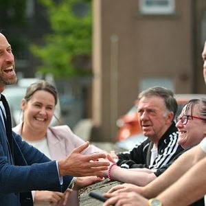 Cette visite s'inscrit dans le cadre de son programme Homewards contre le sans-abrisme.

Le prince William aide un locataire à transporter des meubles dans son nouvel appartement lors d'une visite à l'association de logement social Langstane, à Aberdeen le 30 juin 2026.
Andy Buchanan/WPA-Pool/Julien Burton/ Bestimage