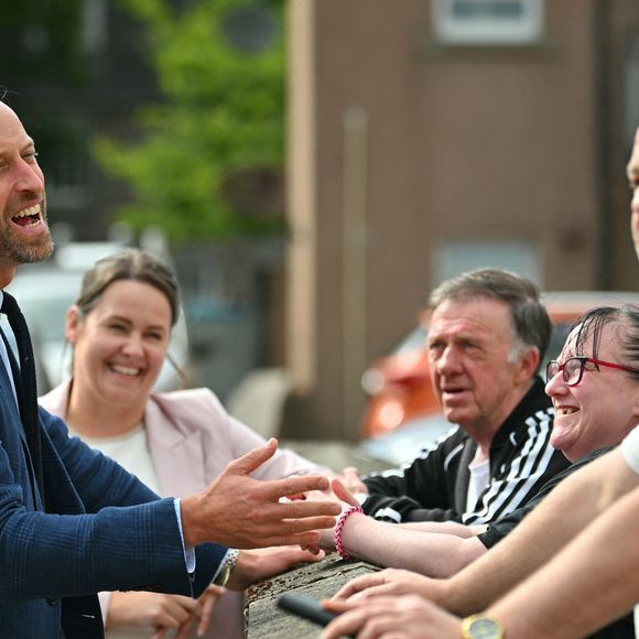Cette visite s'inscrit dans le cadre de son programme Homewards contre le sans-abrisme.

Le prince William aide un locataire à transporter des meubles dans son nouvel appartement lors d'une visite à l'association de logement social Langstane, à Aberdeen le 30 juin 2026.
Andy Buchanan/WPA-Pool/Julien Burton/ Bestimage