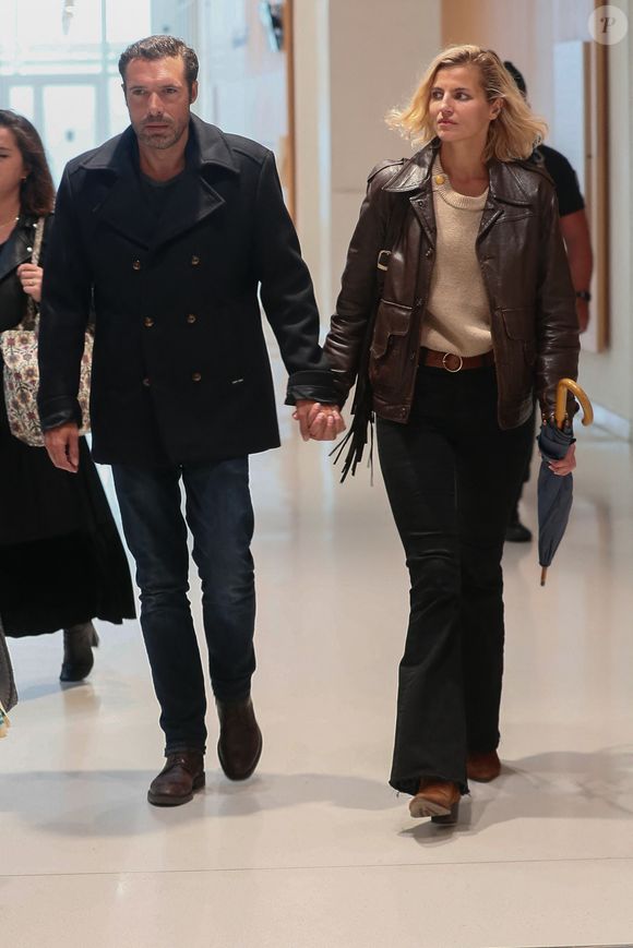 Nicolas Bedos, jugé pour agressions et harcèlement sexuels, arrive avec sa compagne Pauline Desmonts et son avocate,  J.Minkowski, au tribunal judiciaire de Paris, le 26 septembre 2024. Les faits reprochés auraient été commis entre 2018 et 2023. 
© Christophe Clovis / Bestimage