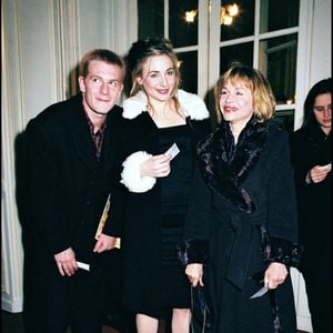 En 2008, une pneumonie foudroyante, doublée d’une infection à staphylocoque doré, a eu raison de lui, à 37 ans.
Archives - Guillaume Depardieu et Julie Depardieu avec leur mère Élisabeth à Paris. RINDOFF-BORDE / BESTIMAGE