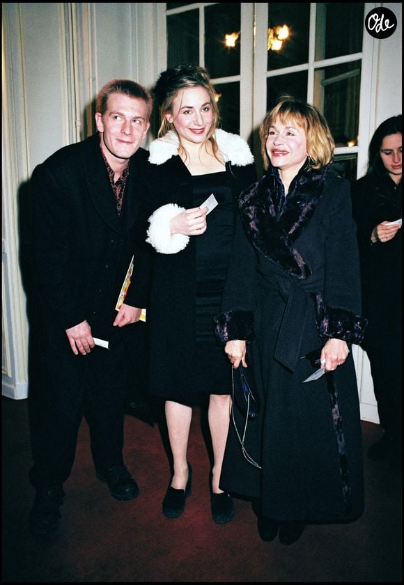 En 2008, une pneumonie foudroyante, doublée d’une infection à staphylocoque doré, a eu raison de lui, à 37 ans.

Archives - Guillaume Depardieu et Julie Depardieu avec leur mère Élisabeth à Paris. RINDOFF-BORDE / BESTIMAGE