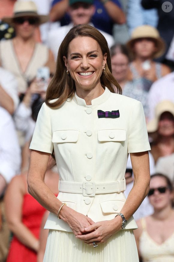 Kate Middleton, princesse de Galles, remet le trophée de la finale du simple dames lors du treizième jour du tournoi de tennis de Wimbledon à Londres, au Royaume-Uni, le 12 juillet 2025. Photo de Stephen Lock/I-Images/ABACAPRESS.COM