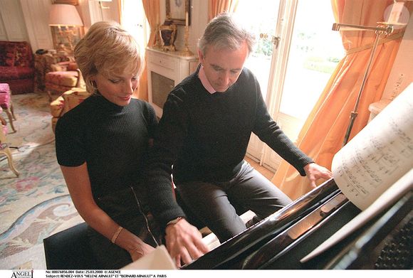 Bernard Arnault et son épouse Hélène Arnault, au piano