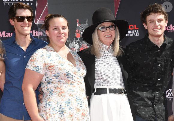 (de gauche à droite) Jordan White, Dexter Keaton, Diane Keaton et Duke Keaton lors de la cérémonie de remise des empreintes de Diane Keaton qui s'est tenue au TCL Chinese Theater à Hollywood, Los Angeles, CA, USA, le jeudi 11 août 2022. Photo par Sthanlee B. Mirador/SPUS/ABACAPRESS.COM