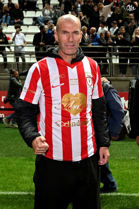 Zinedine Zidane lors de la première édition du « match des légendes » opposant l'équipe des Légendes, les anciens de Cannes, à l'équipe des Étoiles avec pour capitaine Didier Deschamps, au stade Pierre de Coubertin à Cannes, le 30 octobre 2025. © Bruno Bebert / Dominique Jacovides / Bestimage