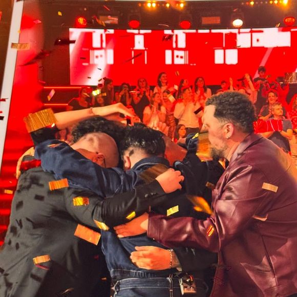 "Parce qu'on a fait l'ouverture de l'émission sur la collégiale et c'est nous qui enchaînions avec Lara Fabian. Et entre les deux, on a été filmés par les caméras du direct et donc on n'a pas eu le temps de se changer."

Il Cello, le trio de Florent Pagny, a remporté la 14e saison de "The Voice" sur TF1.