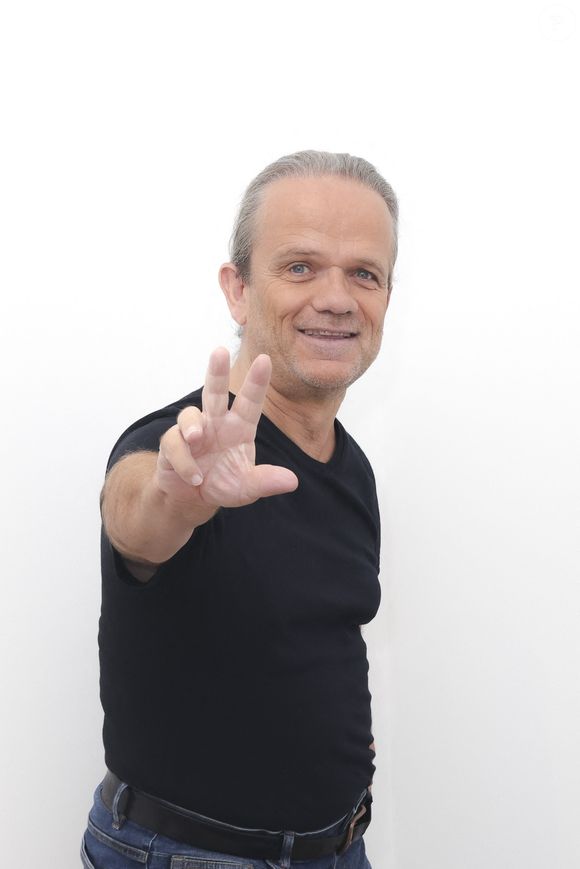 André Bouchet (Passe Partout) pose en marge de sa venue à l’émission « Face à Hanouna » présentée parC.Hanouna et diffusée sur C8 le 07 septembre 2024, à Paris, France, le 05 septembre 2024. © Jack Tribeca / Bestimage