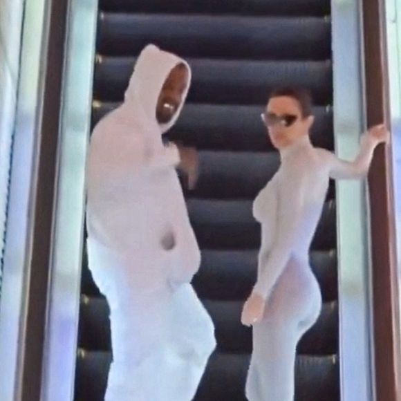 Kanye West et Bianca Censori arrivent dans un centre commercial de Tokyo pour une soirée en ville. Bianca prend le volant, conduisant le couple avec style alors qu'ils descendent de leur voiture pour explorer la vie nocturne animée de la ville, le 30 novembre 2024. ©Backgrid USA / Bestimage