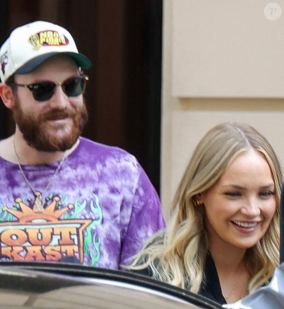 René-Charles Angélil, porte un t-shirt Outkast, et sa compagne Angelique Weckenmann à la sortie de l'hôtel Royal Monceau avant l'ouverture des Jeux Olympiques (JO) Paris 2024 à à Paris, France, le 24 juillet 2024. (Backgrid USA / Bestimage).