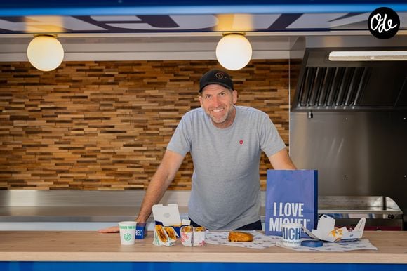 Le premier camion avait été détruit dans un incendie en avril.

Michel, le food-truck d'Alexandre Mazzia, renait après l'incendie.