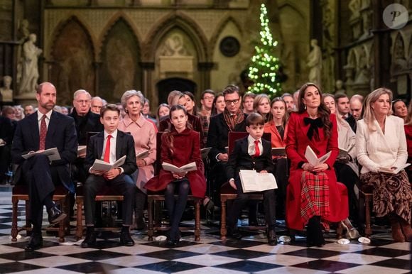 (premier rang, de gauche à droite) Le prince de Galles, le prince George, la princesse Charlotte, le prince Louis, la princesse de Galles et la duchesse d'Édimbourg pendant la cérémonie de chants Together At Christmas à l'abbaye de Westminster à Londres. Date de la photo : Vendredi 6 décembre 2024. Aaron Chown/PA Wire : Aaron Chown/PA Wire