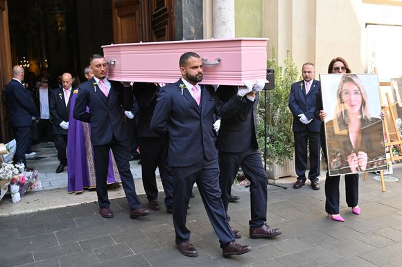 La famille de Loana, malgré les déchirures du passé, s'est retrouvée unie dans cette ultime épreuve.

Sorties des obsèques de Loana Petrucciani dans la cathédrale Sainte-Réparate à Nice le 10 avril 2026. L'ancienne star de téléréalité a été retrouvée morte dans son appartement niçois par les autorités, le 25 mars dernier. © Bruno Bebert/Bestimage