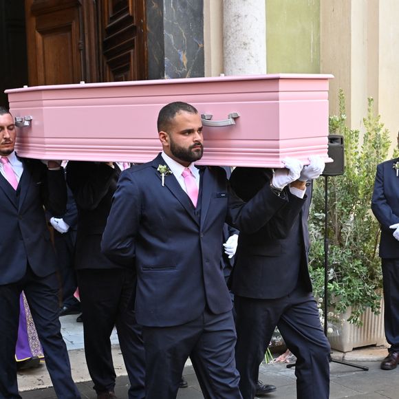 La famille de Loana, malgré les déchirures du passé, s'est retrouvée unie dans cette ultime épreuve.

Sorties des obsèques de Loana Petrucciani dans la cathédrale Sainte-Réparate à Nice le 10 avril 2026. L'ancienne star de téléréalité a été retrouvée morte dans son appartement niçois par les autorités, le 25 mars dernier. © Bruno Bebert/Bestimage