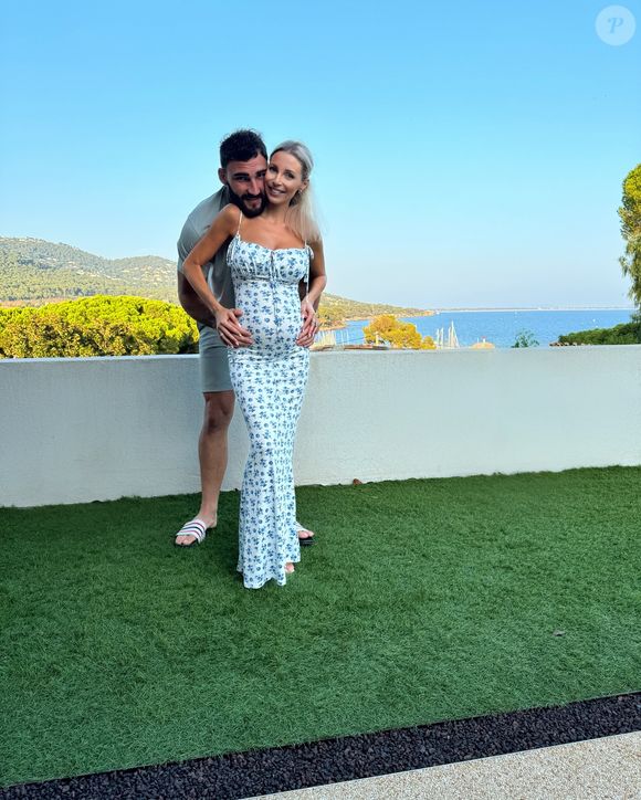 Julia a affiché son baby-bump sur Instagram.

Julia Vial, Instagram