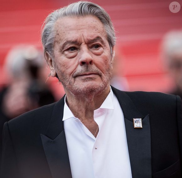 Le 18 août 2025 a marqué le premier anniversaire de la mort d'Alain Delon. A rappeler que le célèbre acteur avait rendu son dernier souffle à l'âge de 88 ans dans son domaine de Douchy qu'il aimait tout particulièrement. 

Alain Delon (avec un badge Paris Match d'une ancienne couverture du magazine titrant "Alain Delon, mes deux amours, Rosalie et Anouchka) - Montée des marches du film "A Hidden Life" lors du 72ème Festival International du Film de Cannes. Le 19 mai 2019
© Jacovides-Moreau / Bestimage