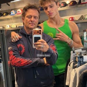 En plus de ses séances de sport avec son père, le jeune homme s'est aussi pris de passion pour le footing.
David Hallyday avec son fils Cameron Smet dans une boutique à Paris.