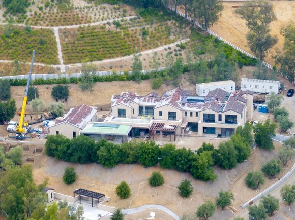 EXCLUSIF Hidden Hills, Californie – Photo prise le 5 juin 2025 – Cinq ans plus tard, Kylie Jenner a révélé qu'elle était prête à emménager dans son immense manoir de Hidden Hills, doté d'un bunker souterrain. Backgrid USA / Bestimage. Backgrid USA / Bestimage