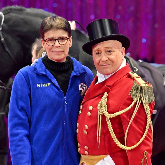 Ce vendredi soir, Albert de Monaco soutiendra sa soeur Stéphanie pour la première soirée du 48eme Festival International du Cirque de Monte Carlo

La princesse Stéphanie de Monaco a posé avec des artistes qui se produiront au 48eme Festival International du Cirque de Monte Carlo sous le chapiteau de Fontvieille à Monaco. Le festival débute le 16 janvier. Ici, la princesse pose avec Petit Gougou aka Monsieur Loyal. © Bruno Bebert / Bestimage