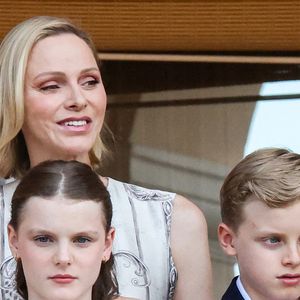 La princesse Charlène de Monaco, le prince héréditaire Jacques de Monaco, marquis des Baux, la princesse Gabriella de Monaco, comtesse de Carladès au balcon du Palais princier lors de la célébration de la fête de la Saint Jean sur la Place du Palais princier de Monaco, le 23 juin 2026. La Saint Jean est à l'origine une fête païenne puis chrétienne. Pour les païens, c'était une fête qui célébrait les moissons. Une fois christianisée, cette fête est devenue celle du solstice d'été et donc la fête de la lumière. © Claudia Albuquerque/Bestimage