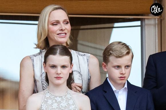 La princesse Charlène de Monaco, le prince héréditaire Jacques de Monaco, marquis des Baux, la princesse Gabriella de Monaco, comtesse de Carladès au balcon du Palais princier lors de la célébration de la fête de la Saint Jean sur la Place du Palais princier de Monaco, le 23 juin 2026. La Saint Jean est à l'origine une fête païenne puis chrétienne. Pour les païens, c'était une fête qui célébrait les moissons. Une fois christianisée, cette fête est devenue celle du solstice d'été et donc la fête de la lumière. © Claudia Albuquerque/Bestimage
