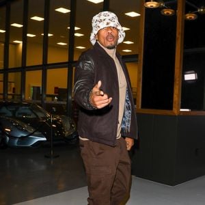 Beverly Hills, CA - 29/10/2025 - Le comédien et présentateur de télévision américain Nick Cannon a été vu à son arrivée au restaurant Gravitas à Beverly Hills. Il était très élégant dans une veste marron, un col roulé beige, un pantalon cargo marron, des bottes de combat tan et un chapeau à godets lors de sa sortie. Backgrid USA / Bestimage