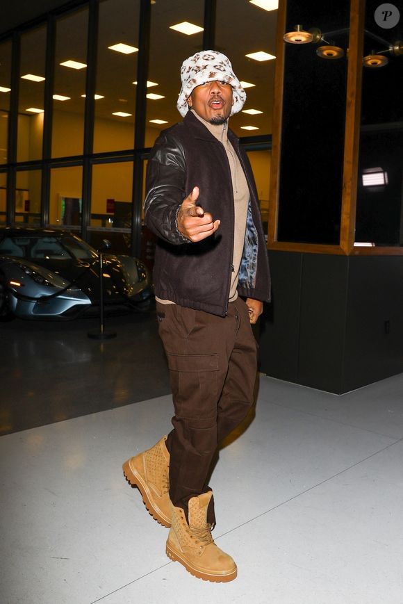 Beverly Hills, CA -  29/10/2025 - Le comédien et présentateur de télévision américain Nick Cannon a été vu à son arrivée au restaurant Gravitas à Beverly Hills. Il était très élégant dans une veste marron, un col roulé beige, un pantalon cargo marron, des bottes de combat tan et un chapeau à godets lors de sa sortie. Backgrid USA / Bestimage