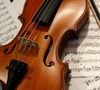Le chef d'orchestre Matthew Halls a accidentellement percuté le violon de sa soliste ce jeudi 16 avril 2026, lors d'un concert à Lahti, en Finlande.