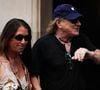 Alors qu’AC/DC va donner deux dates exceptionnelles au Stade de France à Paris, Brian Johnson a décidé de s’installer dans l’un des plus beaux hôtels parisiens avec sa compagne Brenda.

Exclusif - Brian Johnson et sa femme Brenda Johnson arrivent au palace Four Seasons George V à Paris, à la veille de la série de concerts du groupe AC/DC au Stade de France © Agence / Bestimage