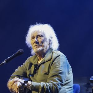 Il a d’ailleurs révélé effacer “les choses négatives”, ce qui, en plus de son amour de la vie et des gens, expliquerait selon lui qu’il soit toujours là.

Exclusif - Concert de Hugues Aufray au Le Dôme de Paris - Palais des Sports le 9 novembre 2025.

© Jack Tribeca / Bestimage