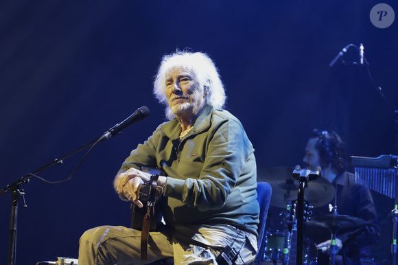 Il a d’ailleurs révélé effacer “les choses négatives”, ce qui, en plus de son amour de la vie et des gens, expliquerait selon lui qu’il soit toujours là.

Exclusif - Concert de Hugues Aufray au Le Dôme de Paris - Palais des Sports le 9 novembre 2025.

© Jack Tribeca / Bestimage