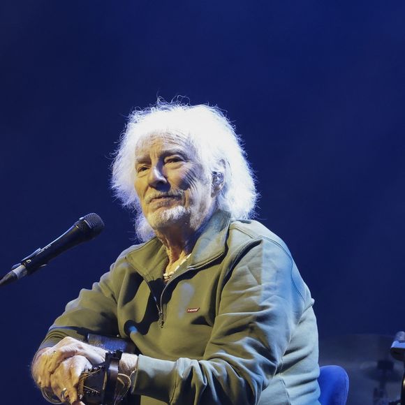 Il a d’ailleurs révélé effacer “les choses négatives”, ce qui, en plus de son amour de la vie et des gens, expliquerait selon lui qu’il soit toujours là.

Exclusif - Concert de Hugues Aufray au Le Dôme de Paris - Palais des Sports le 9 novembre 2025.

© Jack Tribeca / Bestimage