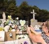Aux fleurs s'ajoutent de nombreux objets évoquant son amour des animaux, notamment des représentations de chiens, de chats ou de phoques.

Les touristes se recueillent en plein été sur la tombe de Brigitte Bardot, le 10 août 2026. 

© Franz Chavaroche / Bestimage