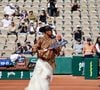 Outre sa performance sportive, la joueuse japonaise a fait sensation avec une nouvelle tenue très originale.

Théma - La joueuse de tennis Naomi Osaka et ses tenues improbables - Naomi Osaka arrive avec une traine blanche pour son second tour aux internationaux de France de Tennis de Roland Garros 2026, à Paris, France, le 28 mai 2026. © Imago/PsnewZ/Bestimage
