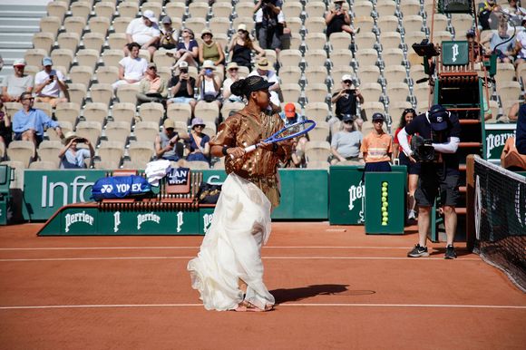 Outre sa performance sportive, la joueuse japonaise a fait sensation avec une nouvelle tenue très originale.

Théma - La joueuse de tennis Naomi Osaka et ses tenues improbables - Naomi Osaka arrive avec une traine blanche pour son second tour aux internationaux de France de Tennis de Roland Garros 2026, à Paris, France, le 28 mai 2026. © Imago/PsnewZ/Bestimage
