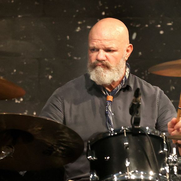 "Malheureusement, j'ai dû arrêter faute de temps, parce que c'était compliqué de tout assumer", a-t-il avoué lors de la conférence de "Top Chef" le 29 janvier dernier.

Exclusif - C'est pour l'ouverture du "Festival des fous rires de Bordeaux" que le presentateur tv Alex Jaffrey en compagnie du chef cuisinier Philippe Etchebest et de son groupe de rock "Chef and the Gang". Patrick Bernard-Fabien Cottereau/BESTIMAGE