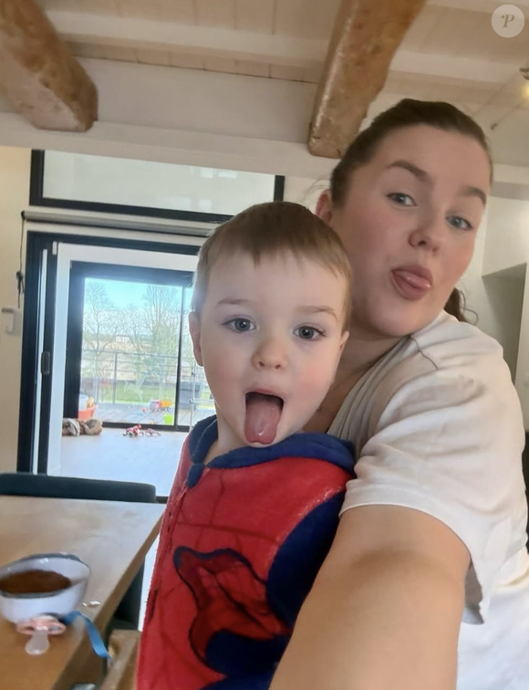 "Je vous avoue avoir une grosse fatigue post-partum qui s’est invitée ces derniers temps… Je ne l’avais pas vu venir mais un peu de maladie et hop tout ressort", lit-on à travers sa dernière publication.

Lucile et Jérôme de "L'amour est dans le pré", couple uni