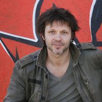 Affaire Bertrand Cantat relancée : le musicien en couple depuis plusieurs années et à l’abri du besoin dans le Sud-Ouest où il possède deux maisons